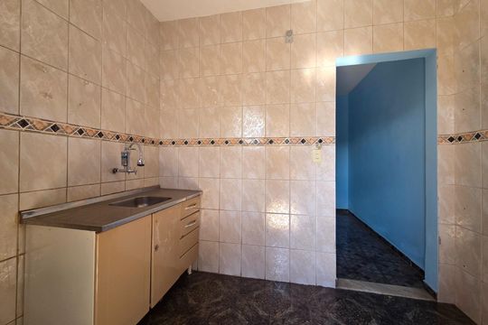 Cozinha de casa de condomínio à venda com 2 quartos, 87m² em Planalto, Belo Horizonte