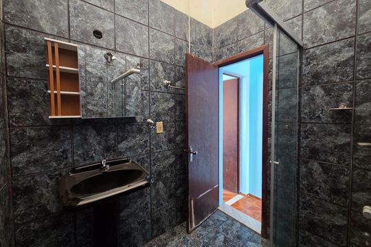 Banheiro de casa de condomínio à venda com 2 quartos, 87m² em Planalto, Belo Horizonte
