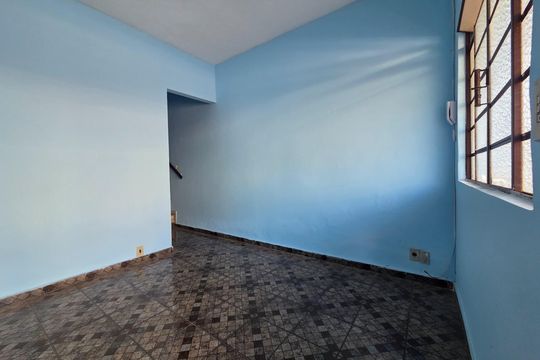 Sala de casa de condomínio à venda com 2 quartos, 87m² em Planalto, Belo Horizonte