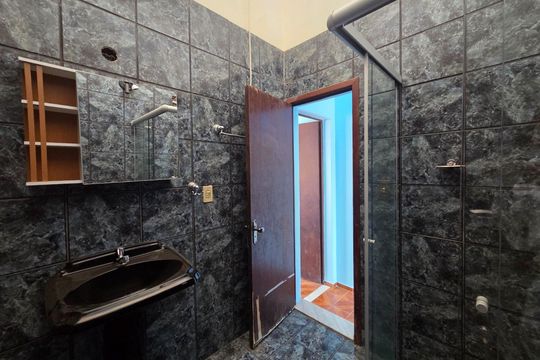Banheiro de casa de condomínio à venda com 2 quartos, 87m² em Planalto, Belo Horizonte