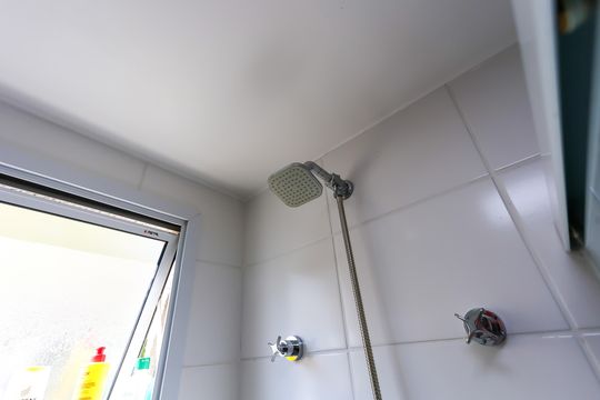 Banheiro de apartamento à venda com 2 quartos, 47m² em Jardim Monte Alegre, Taboão da Serra