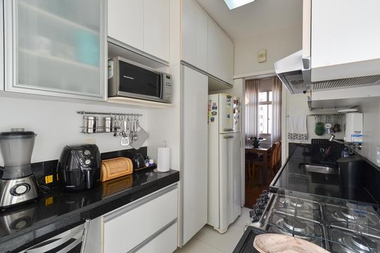 Cozinha de apartamento à venda com 3 quartos, 78m² em Lourdes, Belo Horizonte
