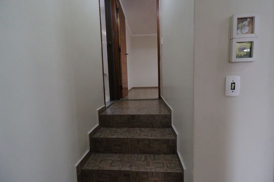 Escada - Quarto/Banheiro de casa para alugar com 1 quarto, 50m² em Vila Santana, São Paulo