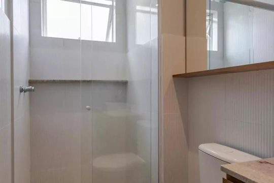 Banheiro de kitnet/studio para alugar com 1 quarto, 31m² em Petrópolis, Porto Alegre