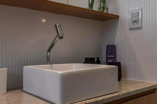 Banheiro de kitnet/studio para alugar com 1 quarto, 31m² em Petrópolis, Porto Alegre