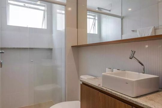 Banheiro de kitnet/studio para alugar com 1 quarto, 31m² em Petrópolis, Porto Alegre