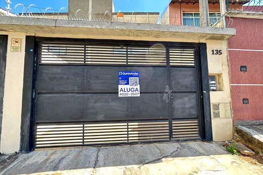 Placa instalada na fachada do imóvel  de casa para alugar com 3 quartos, 127m² em Jardim Santa Mena, Guarulhos