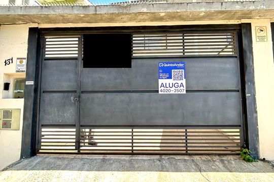 Placa instalada na fachada do imóvel  de casa para alugar com 3 quartos, 127m² em Jardim Santa Mena, Guarulhos