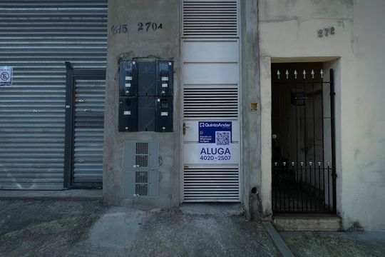 Fachada + Placa de casa para alugar com 1 quarto, 45m² em Parque Guarani, São Paulo
