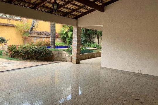Área externa de casa para alugar com 3 quartos, 340m² em Barreiro, Belo Horizonte