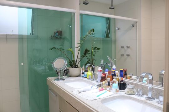 Banheiro 2 de apartamento à venda com 4 quartos, 200m² em Vila Hamburguesa, São Paulo