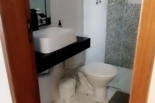 Banheiro de apartamento à venda com 2 quartos, 55m² em Parque das Nações, Santo André