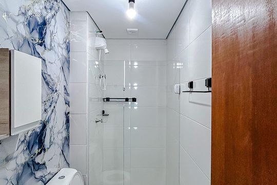 Banheiro de kitnet/studio para alugar com 1 quarto, 25m² em Vila Carrão, São Paulo