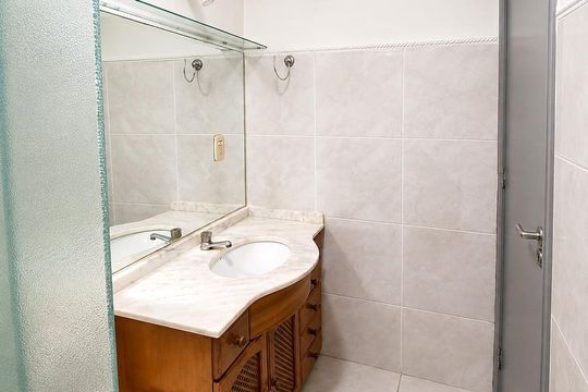 Banheiro de apartamento para alugar com 2 quartos, 60m² em Jardim Itu, Porto Alegre