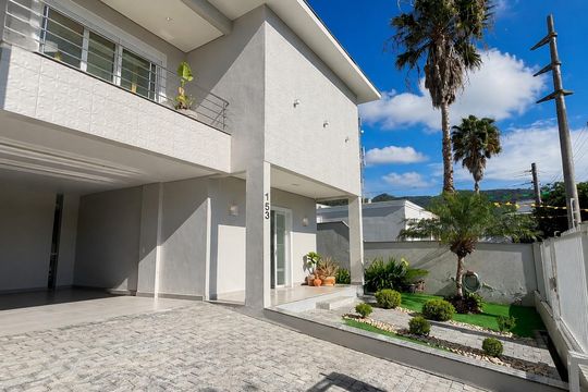 Fachada de casa para alugar com 4 quartos, 352m² em Pedra Branca, Palhoça