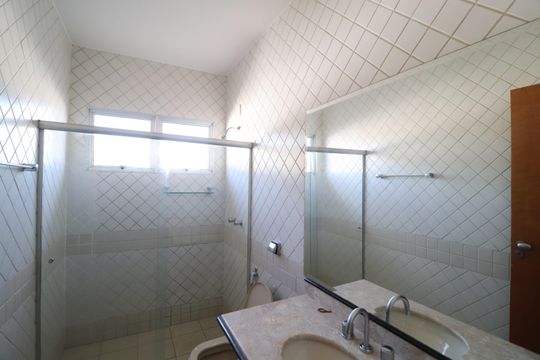 Banheiro do Quarto 3 de casa para alugar com 4 quartos, 900m² em Jardim Karaíba, Uberlândia