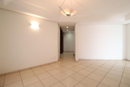 Sala 2 de casa para alugar com 4 quartos, 900m² em Jardim Karaíba, Uberlândia