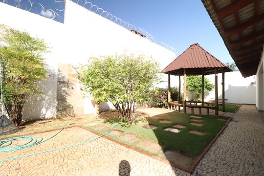 Quintal - Jardim de casa para alugar com 4 quartos, 900m² em Jardim Karaíba, Uberlândia