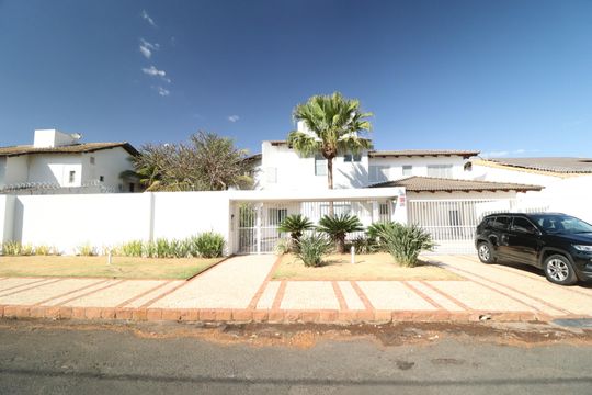 Fachada de casa para alugar com 4 quartos, 900m² em Jardim Karaíba, Uberlândia
