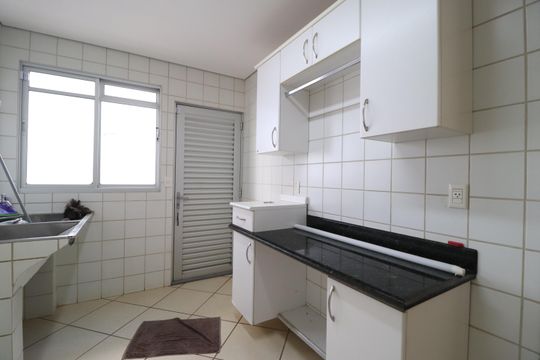 Área de Serviço de casa para alugar com 4 quartos, 900m² em Jardim Karaíba, Uberlândia