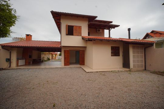 Área externa de casa para alugar com 3 quartos, 130m² em Carianos, Florianópolis