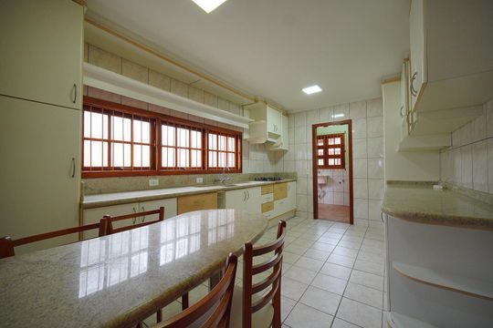 Cozinha de casa para alugar com 3 quartos, 130m² em Carianos, Florianópolis