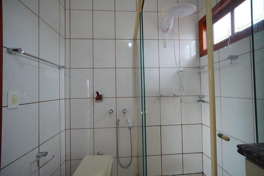 Banheiro da Suíte  de casa para alugar com 3 quartos, 130m² em Carianos, Florianópolis