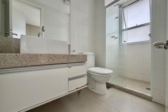 Banheiro da suíte 1 de apartamento para alugar com 2 quartos, 82m² em Barra da Tijuca, Rio de Janeiro