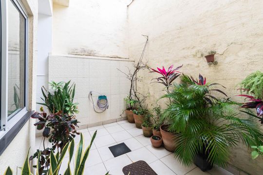 Jardim interno de casa à venda com 4 quartos, 140m² em Vila Isabel, Rio de Janeiro