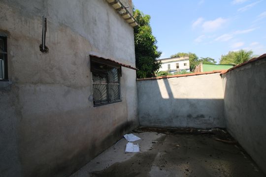 Quintal fundos - casa 2 de casa à venda com 2 quartos, 150m² em Colégio, Rio de Janeiro