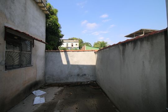 Quintal fundos - casa 2 de casa à venda com 2 quartos, 150m² em Colégio, Rio de Janeiro