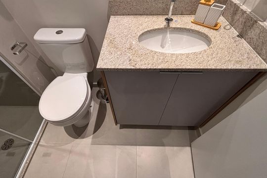 Banheiro de kitnet/studio para alugar com 1 quarto, 26m² em Vila Olímpia, São Paulo