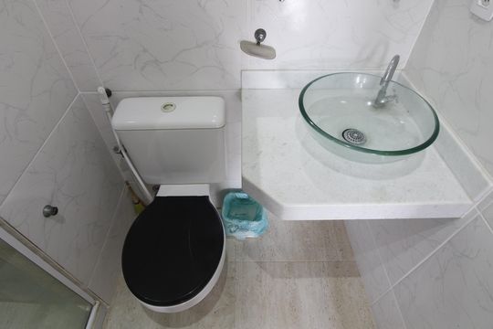 Banheiro de kitnet/studio para alugar com 1 quarto, 25m² em Peró, Cabo Frio