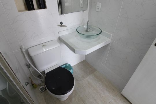 Banheiro de kitnet/studio para alugar com 1 quarto, 25m² em Peró, Cabo Frio