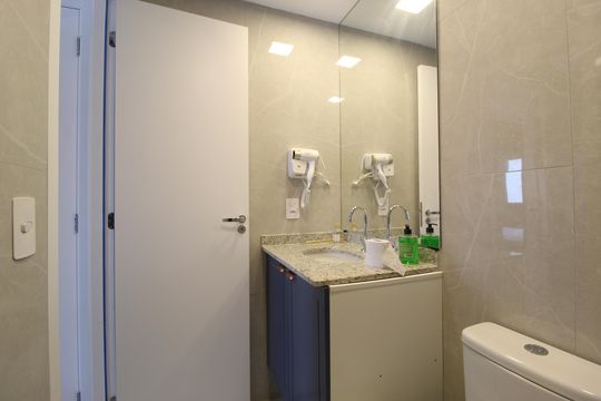 Banheiro da Suíte de apartamento para alugar com 1 quarto, 25m² em Vila Nova Conceição, São Paulo