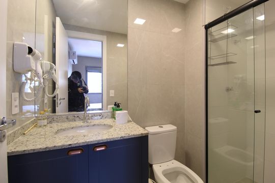 Banheiro da Suíte de apartamento para alugar com 1 quarto, 25m² em Vila Nova Conceição, São Paulo