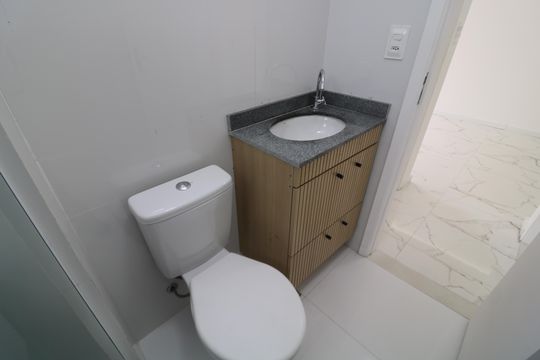 Banheiro de apartamento para alugar com 2 quartos, 50m² em Vila Antonieta, São Paulo