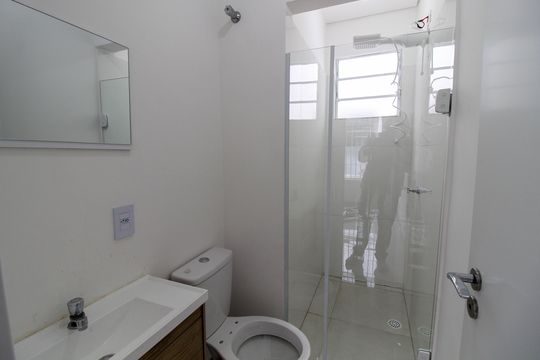Banheiro de casa de condomínio para alugar com 1 quarto, 30m² em Jardim Peri Peri, São Paulo