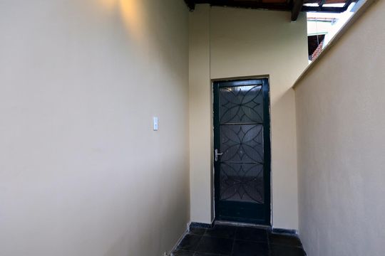 Entrada de casa para alugar com 2 quartos, 115m² em Santa Efigênia, Belo Horizonte