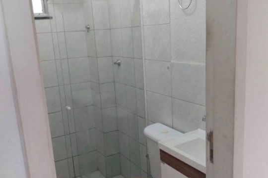 Banheiro de apartamento para alugar com 2 quartos, 43m² em Paciência, Rio de Janeiro