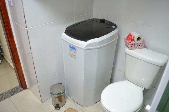 Banheiro de kitnet/studio para alugar com 1 quarto, 25m² em Vila Felipe, Petrópolis