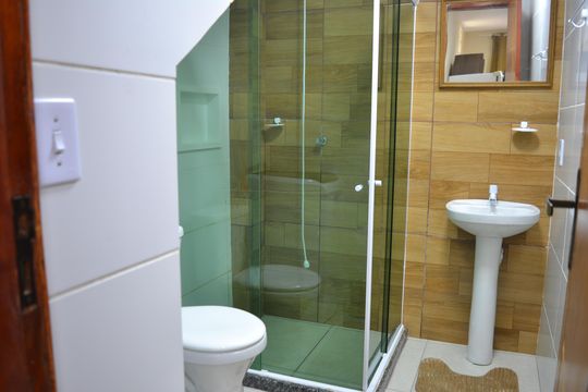 Banheiro de kitnet/studio para alugar com 1 quarto, 25m² em Vila Felipe, Petrópolis