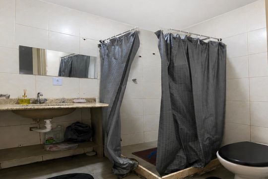 Banheiro de apartamento para alugar com 2 quartos, 60m² em Taquara, Rio de Janeiro