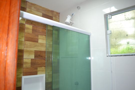 Banheiro de kitnet/studio para alugar com 1 quarto, 25m² em Vila Felipe, Petrópolis