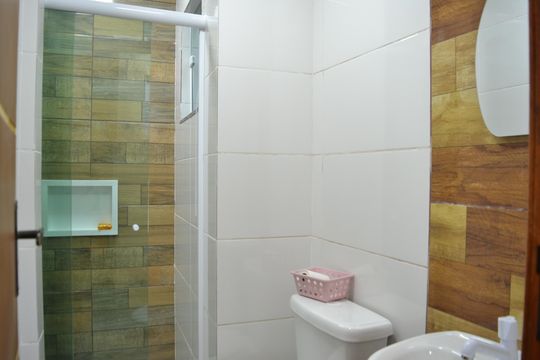 Banheiro de kitnet/studio para alugar com 1 quarto, 29m² em Chácara Flora, Petrópolis
