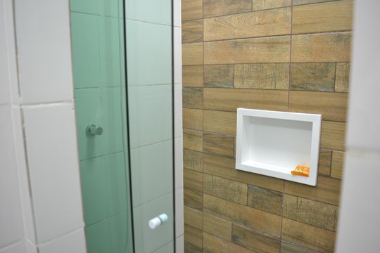 Banheiro de kitnet/studio para alugar com 1 quarto, 29m² em Chácara Flora, Petrópolis