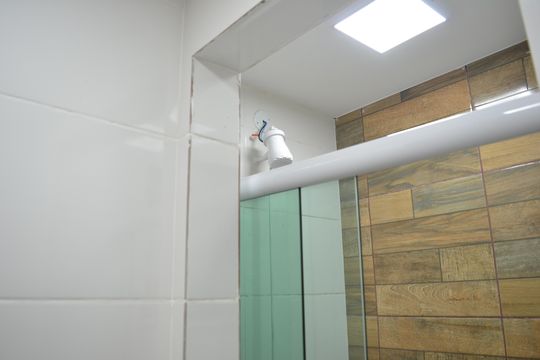 Banheiro de kitnet/studio para alugar com 1 quarto, 29m² em Chácara Flora, Petrópolis