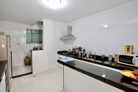 Cozinha e Área de Serviço de casa de condomínio para alugar com 2 quartos, 80m² em Califórnia, Belo Horizonte