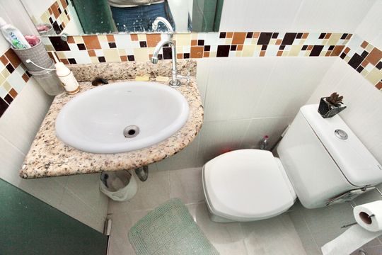 Banheiro da Suíte de casa de condomínio para alugar com 2 quartos, 80m² em Califórnia, Belo Horizonte