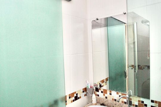 Banheiro da Suíte de casa de condomínio para alugar com 2 quartos, 80m² em Califórnia, Belo Horizonte